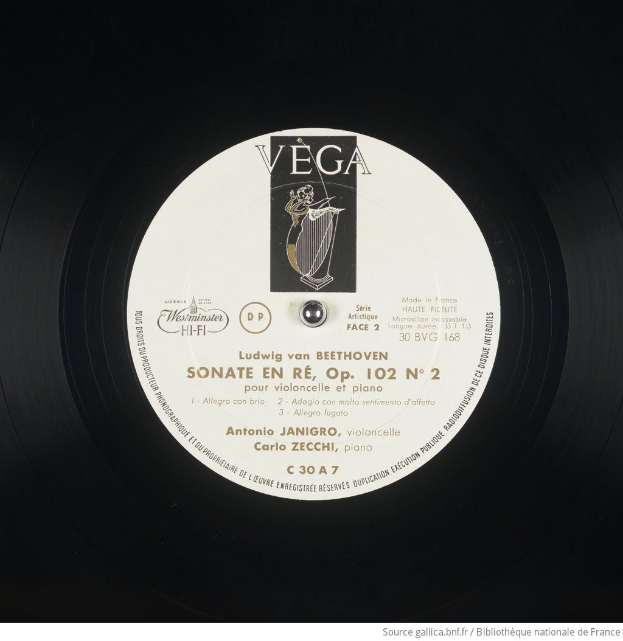 Schwarze Vinyl-Schallplatte mit einem weißen Etikett, das ein Porträt von Ludwig van Beethoven und den Text "Sonate en Re, Op. 102 No. 2" zeigt.