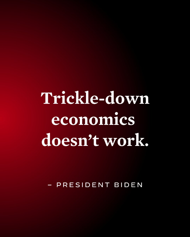 Ein Plakat mit fetter, schwarzer Schrift auf einem weißen Hintergrund, eingerahmt von einem schmalen schwarzen Rand, mit der Aufschrift "Trickle-Down Economics Works Not" und einem Zitat von Präsident Biden.