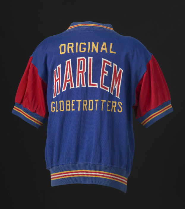 Varsity-Jacke mit "Harlem Globetrotters"-Text in fettem schwarzen Schriftzug auf blauem und rotem Hintergrund, mit gerippter Kragen, Ärmel und Saum.