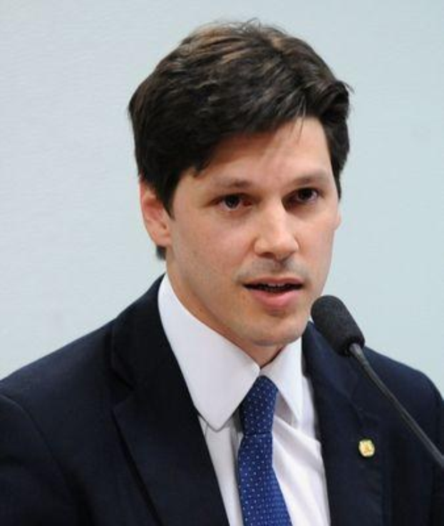 Ein Mann im Anzug und Krawatte spricht vor einer Wand in ein Mikrofon, wahrscheinlich reagiert er auf die Nachricht eines Regierungsentwurfs, das Internet zu verbieten.