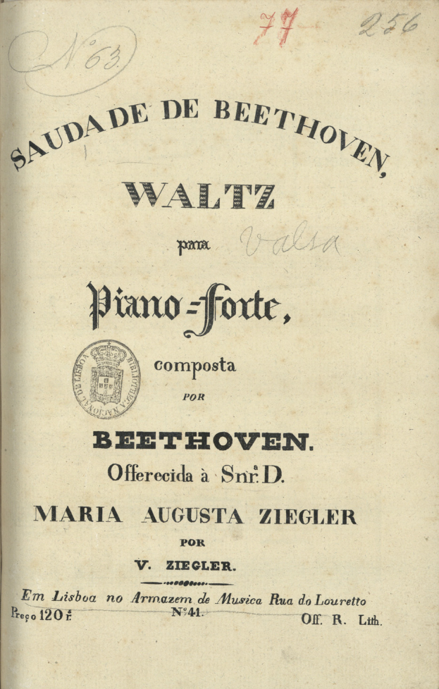 Ein altes Buch mit dem Titel "Waltz Piano-Forte, Composition for Beethoven" liegt aufgeschlagen da, das eine Seite mit schwarzem Text zeigt.
