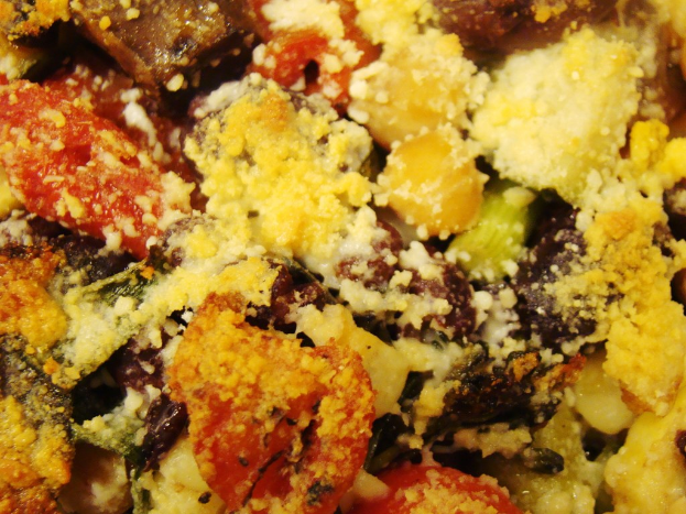 Eine Vielfalt von Lebensmitteln, die zusammen angeordnet sind.