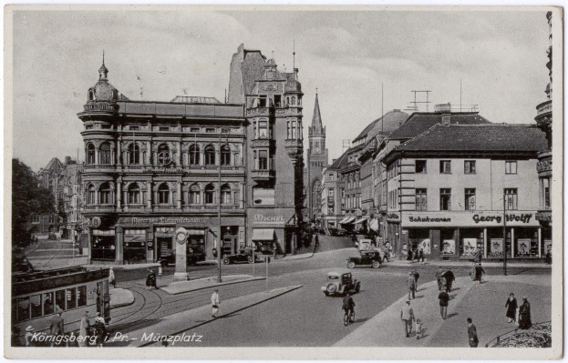 Schwarzes und weißes Foto einer belebten Stadtstraße in München, Deutschland, mit Fußgängern, Fahrzeugen und Fenstern an den Gebäuden, Bäumen im Hintergrund und Text unten.