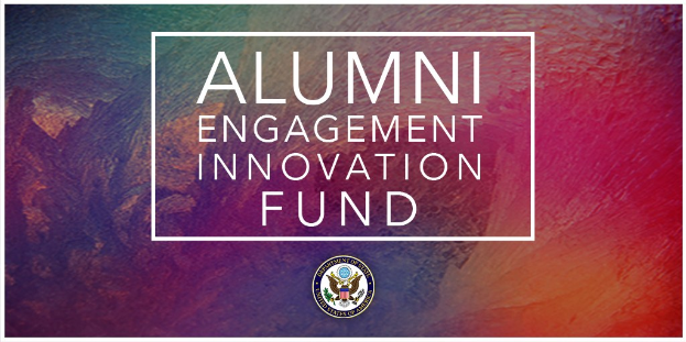 Logo des Alumni Engagement Innovation Fund auf einem lebendigen, farbenfrohen Hintergrund mit dem Text "Alumni Engagement Innovation Fund" drumherum.
