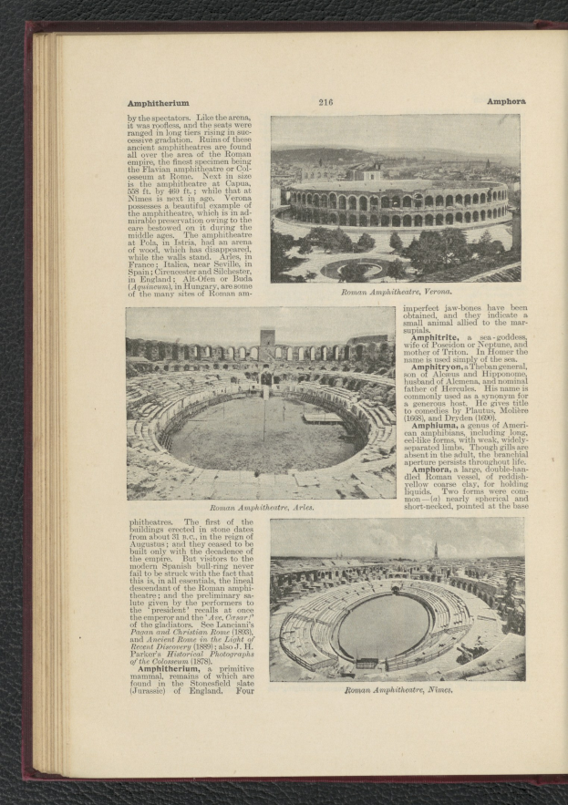 Offenes Buch zeigt Stadionfoto neben Text und Bildern über die Location.