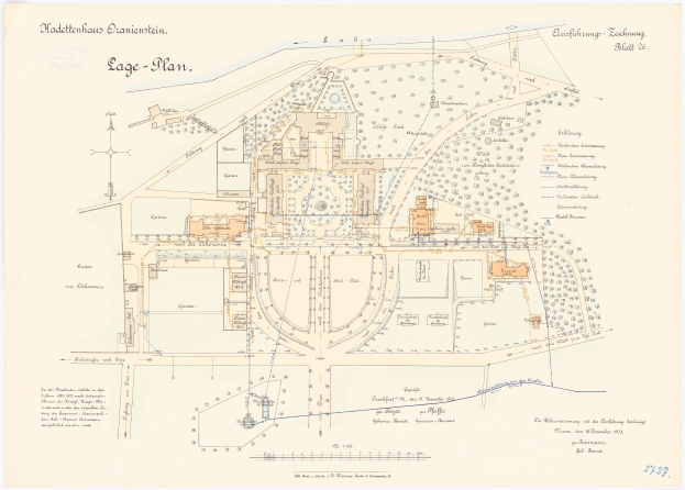 Ein detaillierter Stadtplan von Köln, Deutschland, mit einer handgezeichneten Gebäudeskizze auf einer Papierüberschrift mit Text über die Geschichte, Kultur und Sehenswürdigkeiten der Stadt.