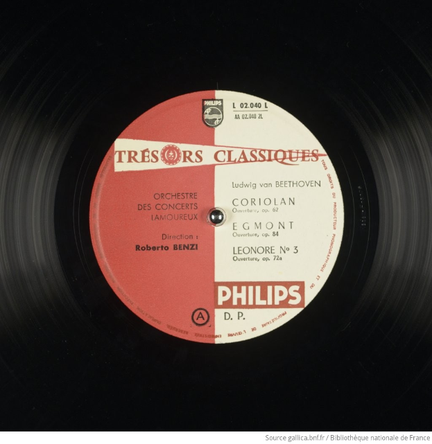 Eine schwarze Vinyl-Schallplatte mit einem roten und weißen Etikett, auf dem "Ludwig van Beethoven - Coriolan" steht.