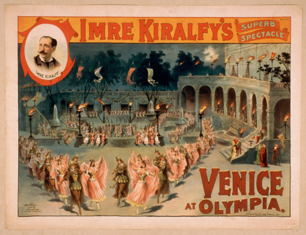 Plakat für Imre Kiralfys Super-Spektakel in Venedig in Olympia, das kostümierte Performer vor einem gebogenen und säulenartigen Gebäude mit Lichtmasten und Bäumen und einer Figur in der Szene zeigt.