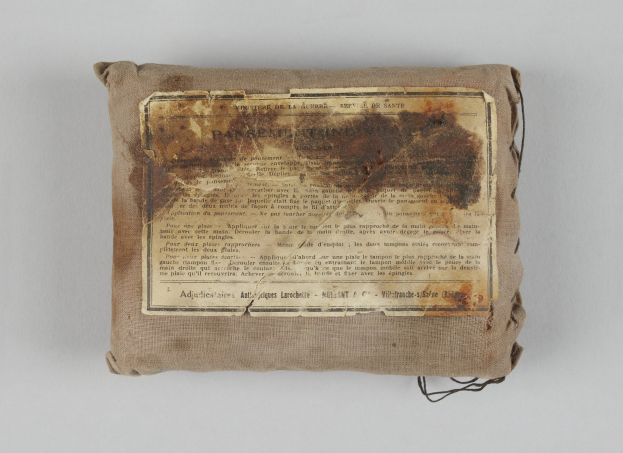 Kleiner Verbandskasten mit Anleitung obenauf.