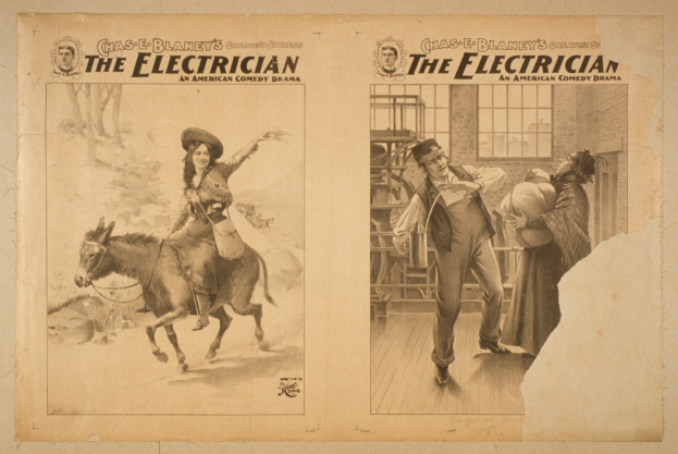 Frau auf einem Pferd auf der linken Seite, drei Personen auf der rechten Seite, eine davon hält einen Hut, ein Gebäude mit Fenstern im Hintergrund und ein Text, der 'The Electrician - Ein amerikanisches Comedy-Drama' lautet.