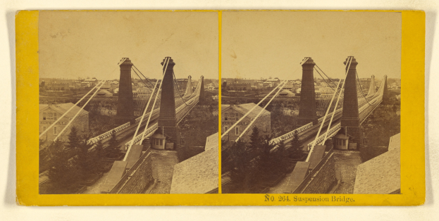 Schwarzes und weißes Foto einer Hängebrücke mit Gebäuden und Bäumen im Hintergrund, das eine Collage von Strukturen, Blattwerk und Himmel sowie Text am unteren Rand zeigt.