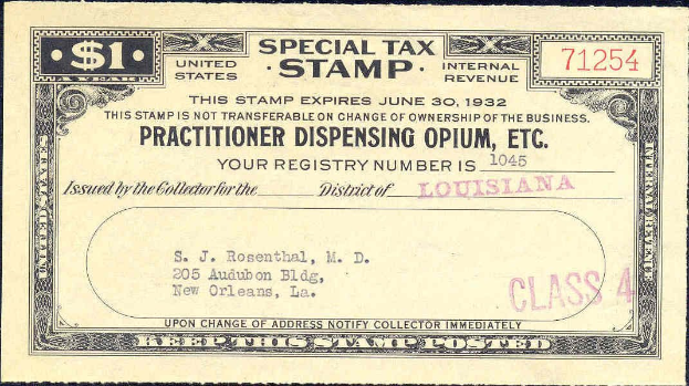Schwarzer Hintergrund mit einer Steuermarke, die "Practitioner Dispensing Opium, Inc." trägt