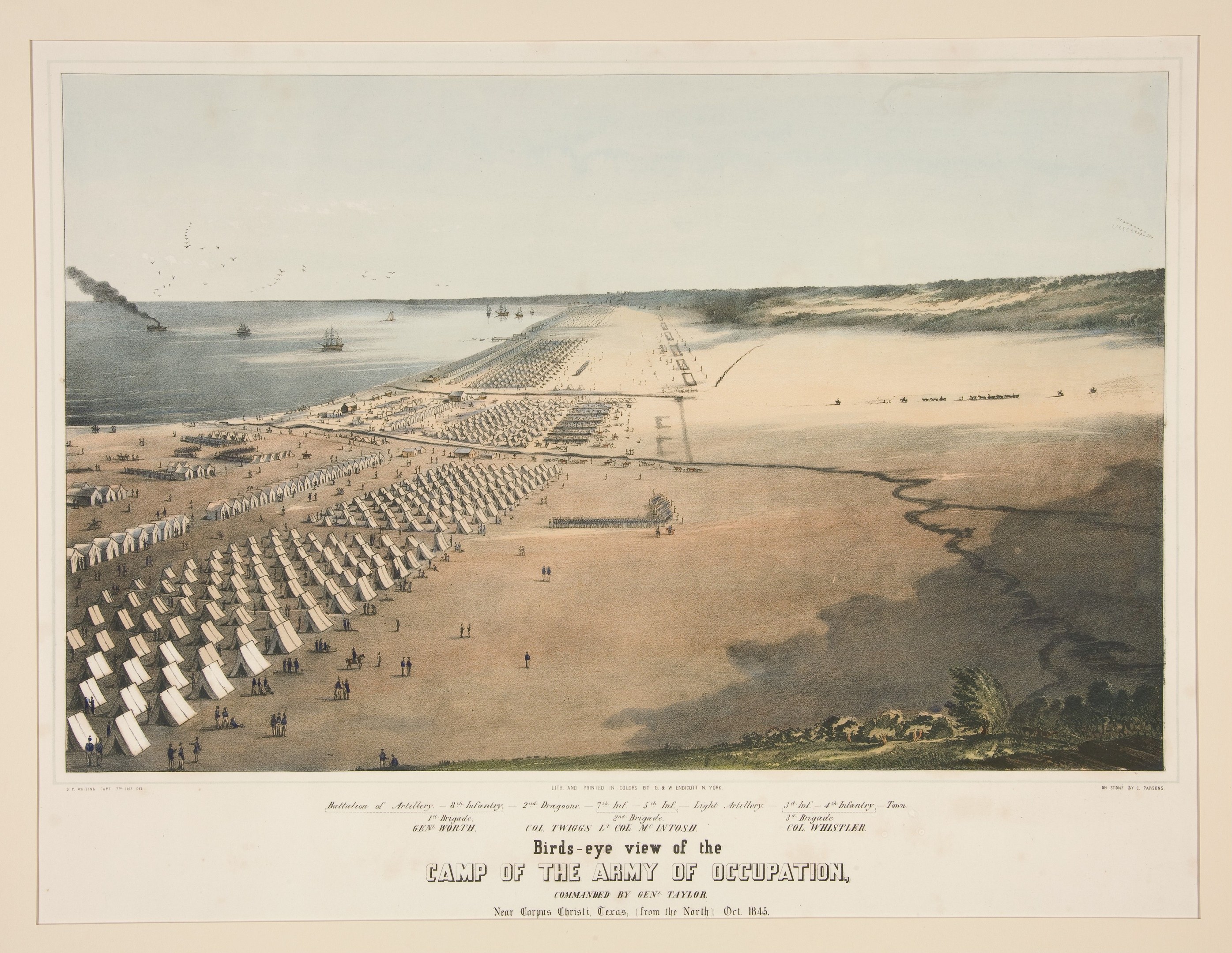 Luftaufnahme eines Besatzungsarmee-Lagers mit Zelten, Menschen, Wasser, Hügeln und Himmel, mit Text unten.