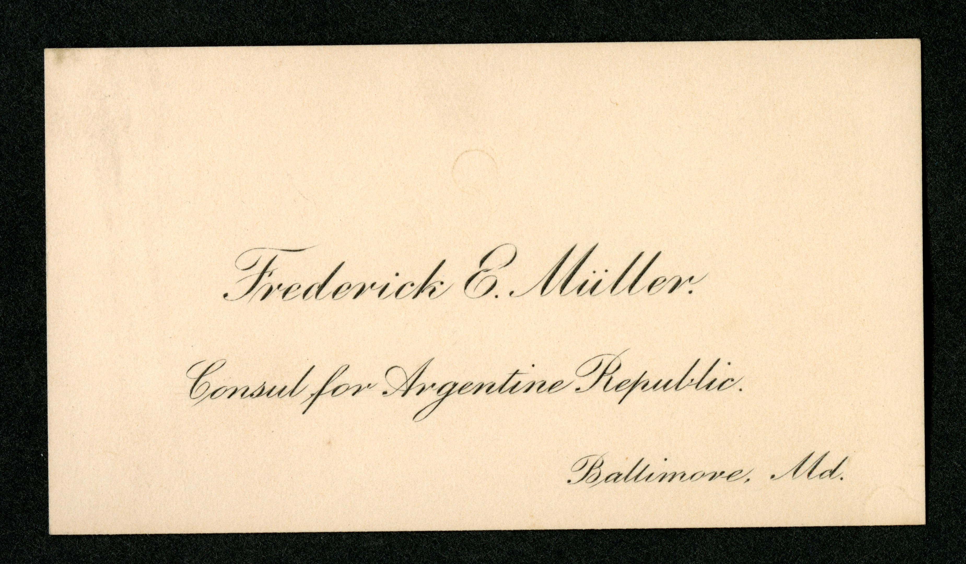 Schwarz-weiß-Foto einer Visitenkarte mit der Aufschrift "Frederick E. Miller Consult für Argentinische Republik."
