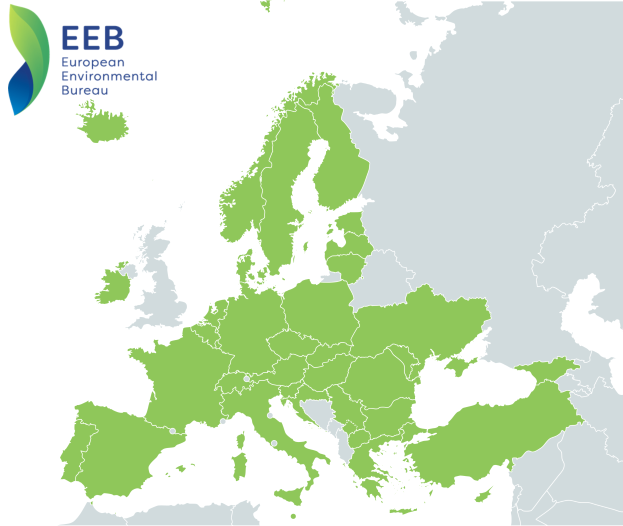 Eine Europakarte mit verschiedenen Grüntönen, die unterschiedliche EU-Regionen darstellen, und das Logo des Europäischen Umweltbüros in der linken oberen Ecke.