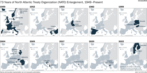 Karte veranschaulicht die Erweiterung der NATO von 1949 bis heute, wobei die Regionen farblich nach dem Jahr der Aufnahme codiert sind.
