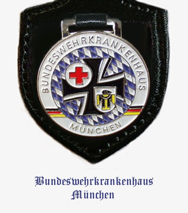 Schwarzes Lederpatch mit einem roten Kreuz-Logo, beschriftet mit "Bundeswehrkrankenhaus München"