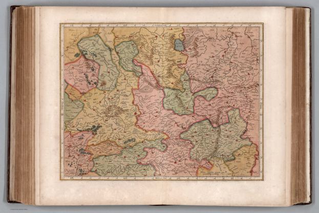 Ein aufgeschlagenes Buch mit einer detaillierten Karte von Deutschland.