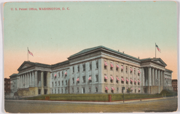 Alte Ansichtskarte des U.S.-Patentamtsgebäudes in Washington, DC, das eine große Struktur mit Fenstern, Flaggen, einem Zaun, Gras, einer Straße und Himmel zeigt, mit Text oben.