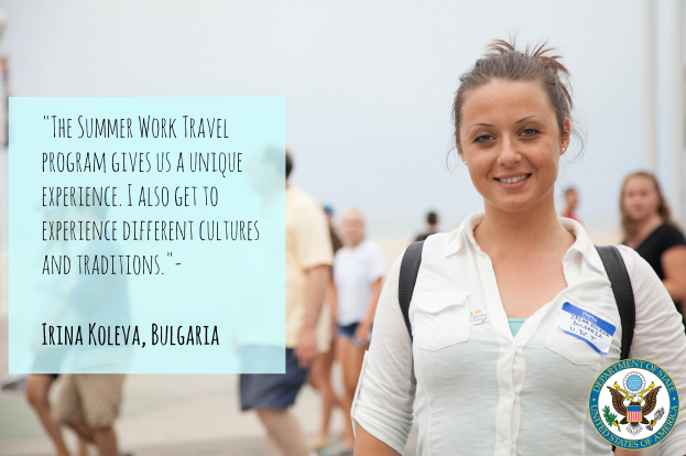 Eine Frau mit einer Tasche, die lächelt, umgeben von einer Gruppe von Menschen, die auf dem Boden gehen, mit Text auf der linken Seite des Bildes.