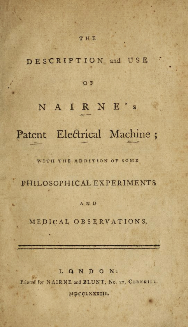 Ein altes Buch mit dem Titel "Beschreibung und Verwendung der Nairneschen elektrischen Maschine mit einigen philosophischen Experimenten und medizinischen Beobachtungen" liegt offen und zeigt eine Textseite.