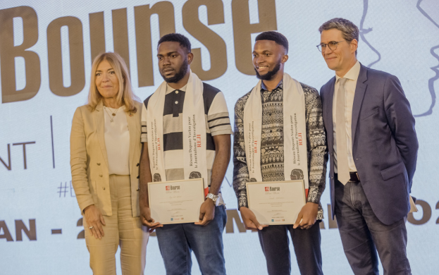 Vier Personen mit Urkunden auf einer Bühne mit einem 'Bounce Awards 2019'-Hintergrund.