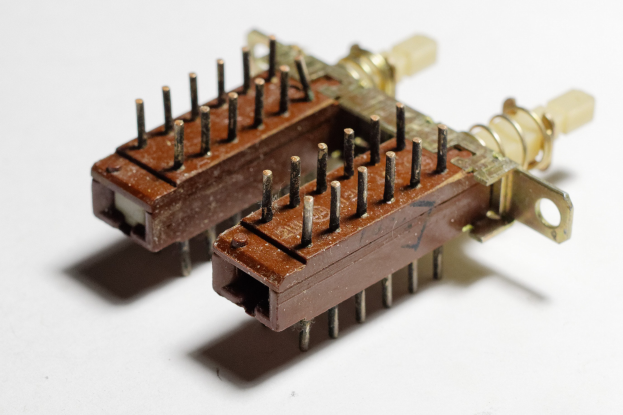 Ein Nahaufnahme von zwei braunen und goldfarbenen Verbindern auf einer weißen Oberfläche.