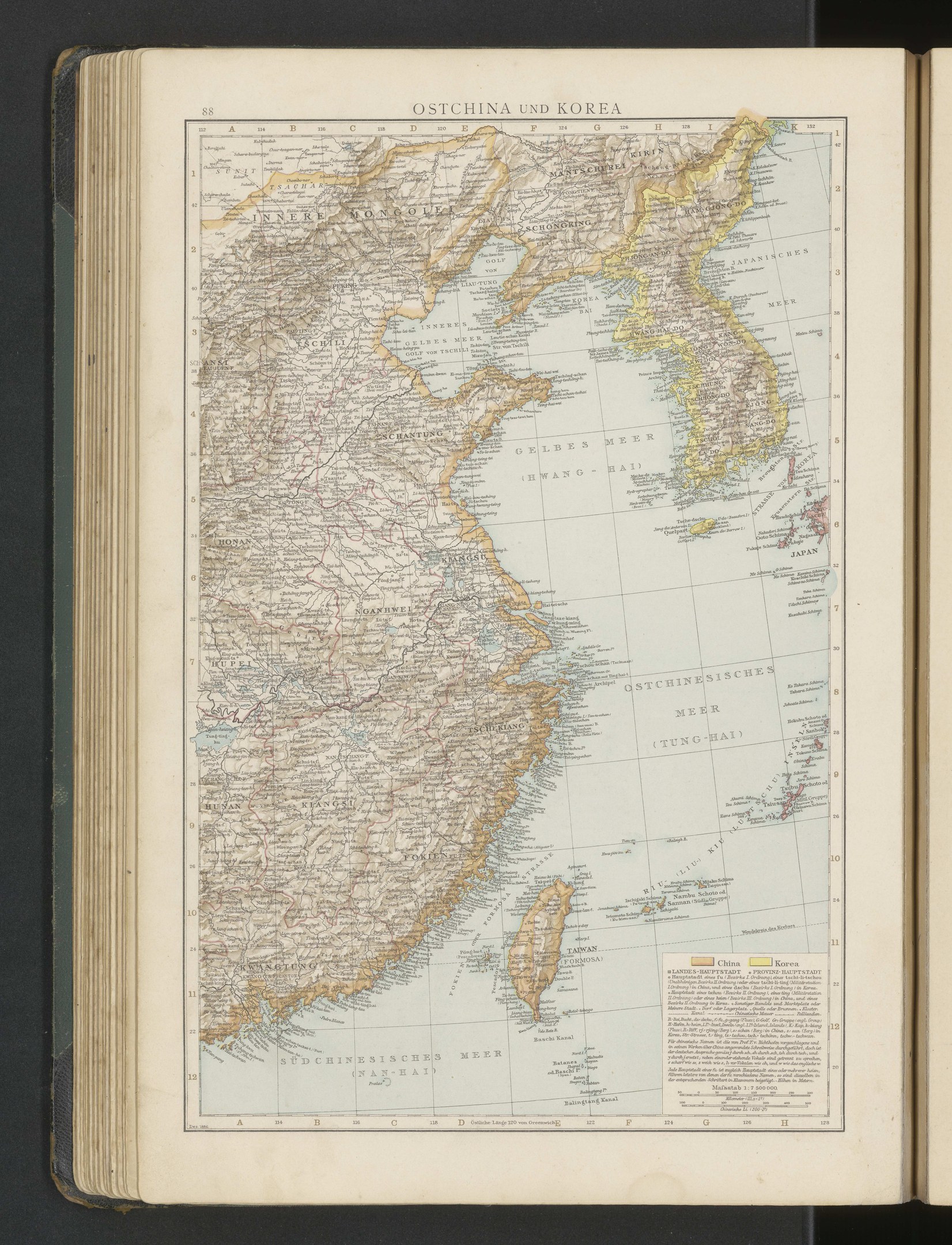 Offenes Buch mit detaillierter Landkarte Südkoreas auf schwarzem Hintergrund.