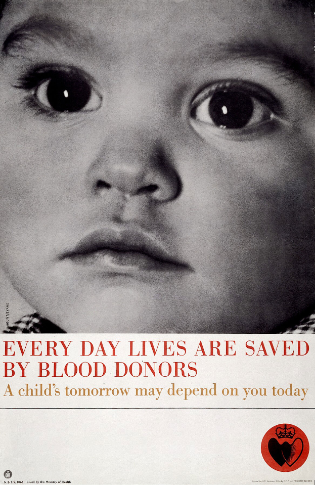Ein Plakat mit einem ernsten Kindergesicht in der Mitte, umgeben von fettgedrucktem schwarzem Text, der "Jeden Tag rettet Blutspenden Leben" lautet.