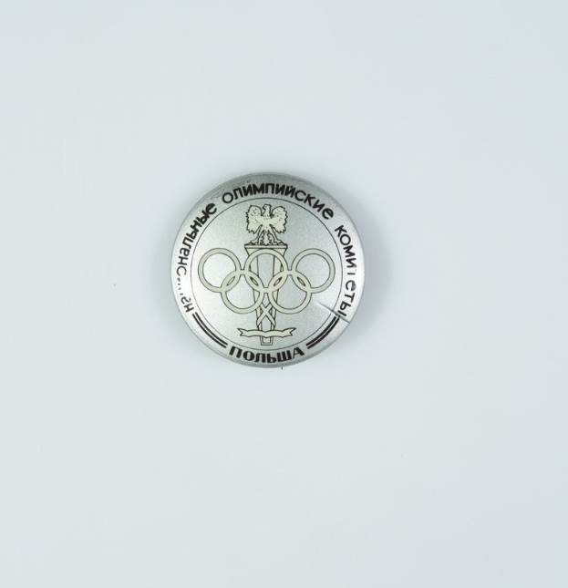 Olympische Silbermedaille mit dem Olympischen Logo und Text auf weißem Hintergrund.