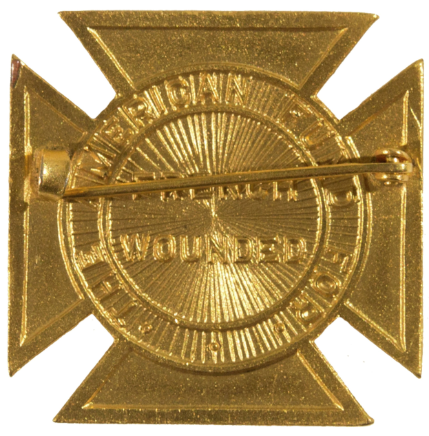 Goldenes amerikanisches Feuerwehr-Abzeichen mit zentralem Stern und Inschrift.