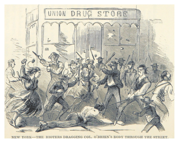 Eine handgezeichnete Papierabbildung, die eine Gruppe von Menschen, einige bewaffnet, vor einem Gebäude mit Text zeigt, mit der Beschriftung "New York - Die Aufständischen schleifen Col. O'Briens Leiche durch die Straße" unten.