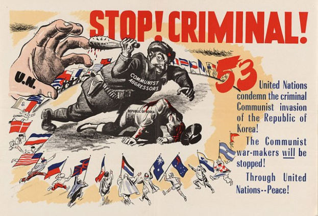 Ein Plakat mit einer Hand, die ein Schild hält, auf dem "Stoppt den Verbrecher" steht, im Hintergrund eine Gruppe von Menschen mit Fahnen, sowie zusätzlicher Text, der die Verwendung von menschlichem Haar befürwortet.