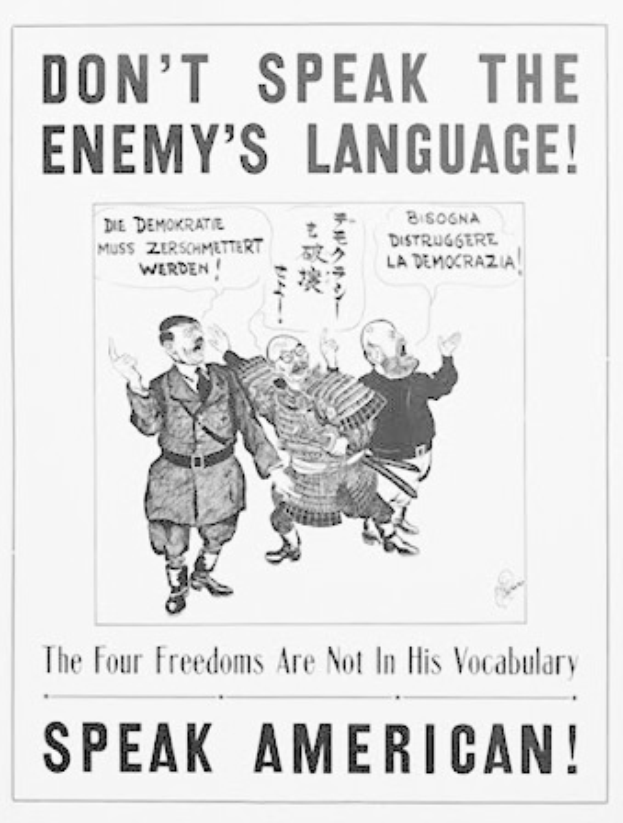 Ein Plakat mit einem Schwarz-Weiß-Bild von drei Personen und dem Text "Sprich nicht die Sprache des Feindes - Die Vier Freiheiten sind nicht in seinem Vokabular - Sprich amerikanisch."