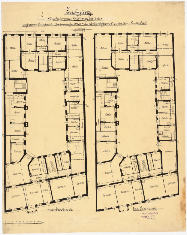 Ein detaillierter Grundrissplan des Reichstagsgebäudes in Berlin, Deutschland, mit beschrifteten Räumen, Fluren, Fenstern und Türen.