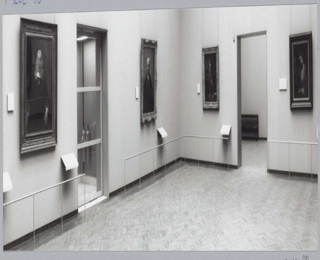 Schwarz-weiß-Foto eines Raums im Museum of Fine Arts, New York City, mit Gemälden an den Wänden, Geländern, Türen und verschiedenen Gegenständen.