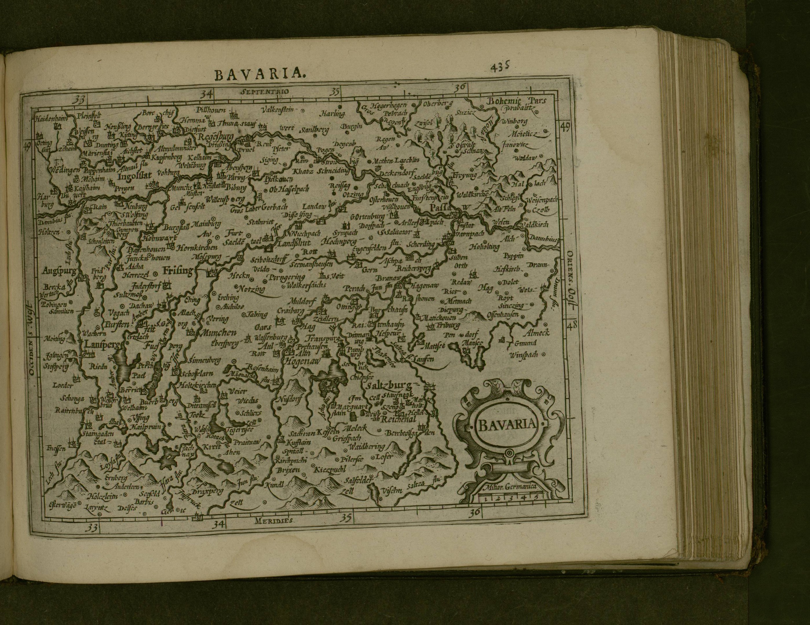 Offenes Buch mit detaillierter Karte von Bayern, einschließlich Städte und Dörfer, mit begleitendem Text, der wahrscheinlich die Region beschreibt.