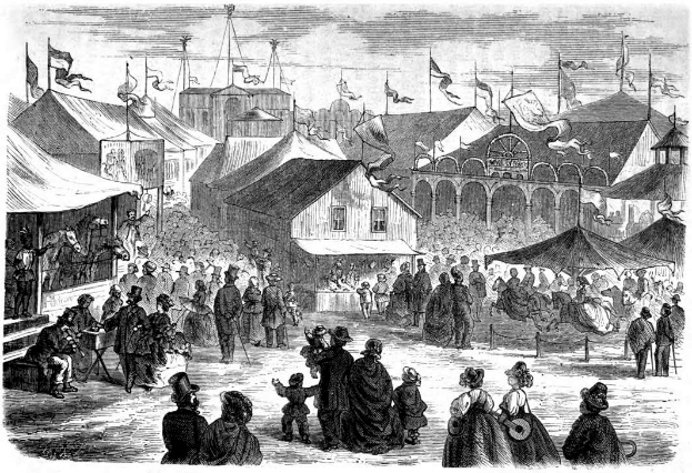 Eine Schwarz-Weiß-Zeichnung eines pulsierenden viktorianischen Karnevals in London, England, mit einer Menge Menschen, Zelten, Gebäuden, Fahnen und Polen unter dem Himmel.