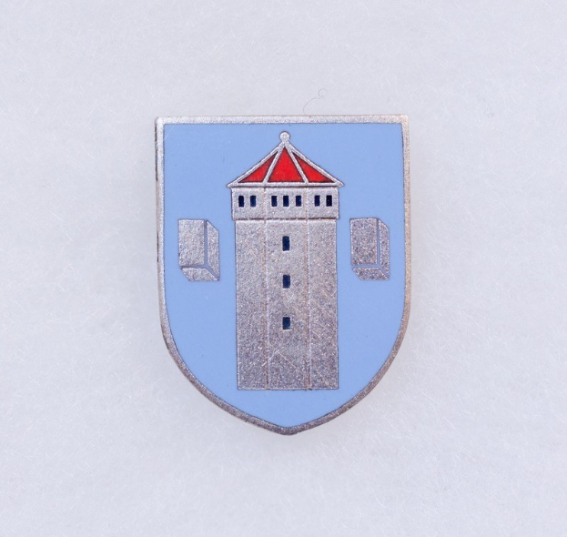 Ein blau-weißes Emailleabzeichen mit dem Wappen von Stuttgart, einem Turm, in der Mitte auf einem weißen Hintergrund.