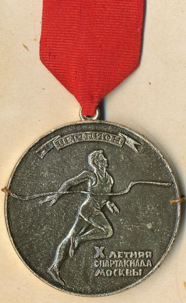 Silbermedaille mit roter Schleife, verziert mit einer Gravur eines Speerwerfers und einer Inschrift zum Sieg der Sowjetunion.