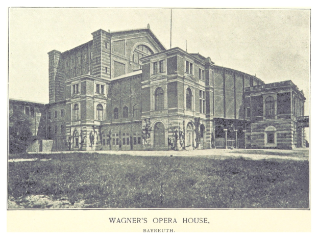 Schwarz-weiß-Foto des Wagner-Opernhauses in Bayreuth mit Menschen davor, umgeben von Bäumen und einem klaren Himmel, mit Text unten.