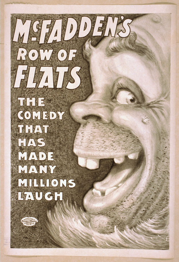 Plakat einer lachenden Person mit wilden Haaren, weit aufgerissenen Augen und einem breiten Grinsen, vor einem hellgelben Hintergrund, mit der Aufschrift "McFadden's Row of Flats: Die Komödie, die viele Millionen zum Lachen gebracht hat."