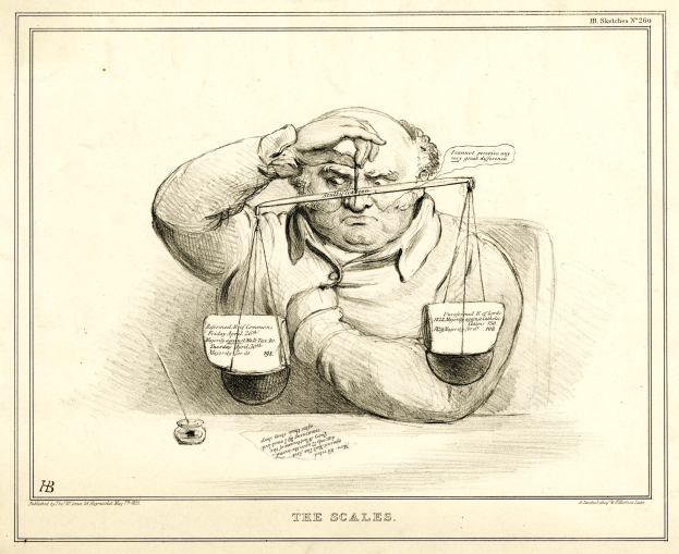 Ein Anwalt im Anzug sitzt an einem Tisch mit einer Waage vor sich und prüft Dokumente mit Text und Zahlen.