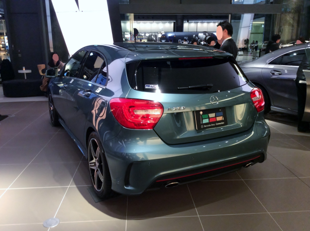 Mercedes-Benz A-Klasse Limousine mit glänzendem Schwarz, Chromakzenten und sportlichem Design, präsentiert auf der IAA in Frankfurt mit Zuschauern.