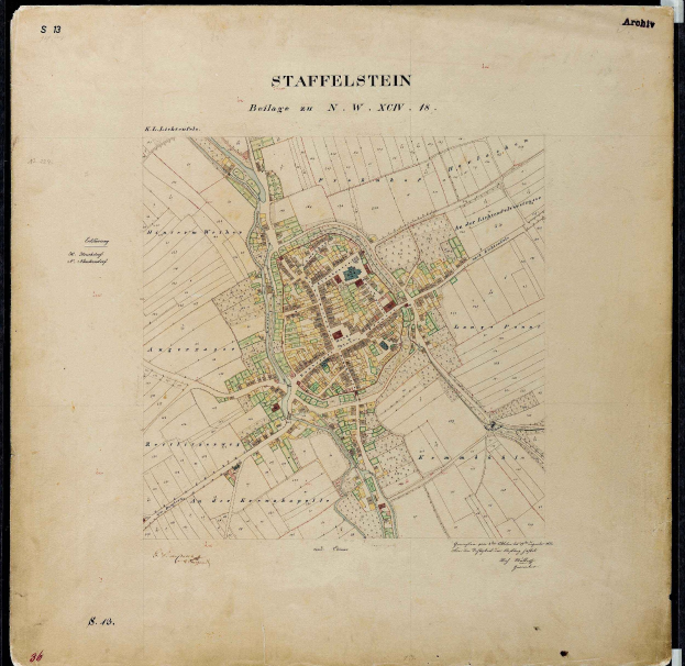 Ausführliche alte Karte von Staffelstein, Deutschland, mit Straßen, Gebäuden und Landmarken auf einem schwarzen Hintergrund.