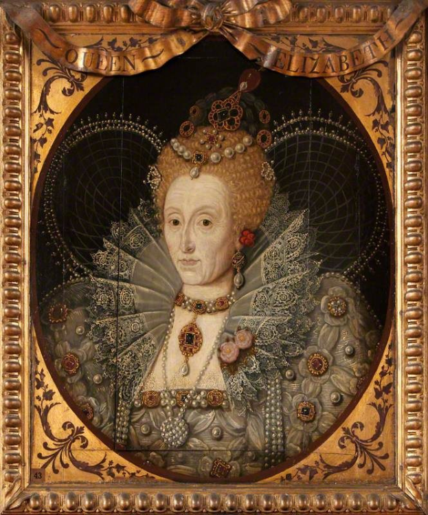 Porträt der Queen Elizabeth I. von England in einem weißen Kleid mit blauer Schärpe, die eine Krone trägt und ihre Hände vor der Brust verschränkt, gemalt im realistischen Stil mit leuchtenden Farben und detaillierten Elementen.