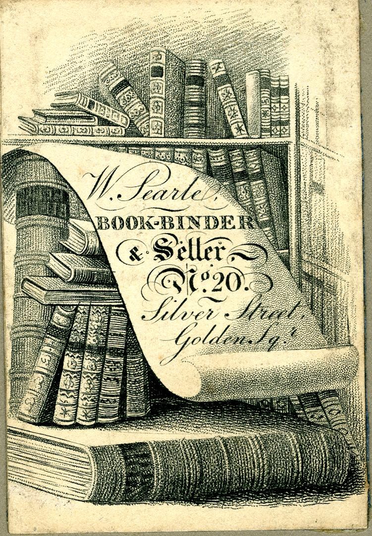 Ein aufgeschlagenes altes Buch mit dichtem Text liegt unter einem Stapel ordentlich arrangierter Bücher auf einem Regal in einer gut sortierten Bibliothek.