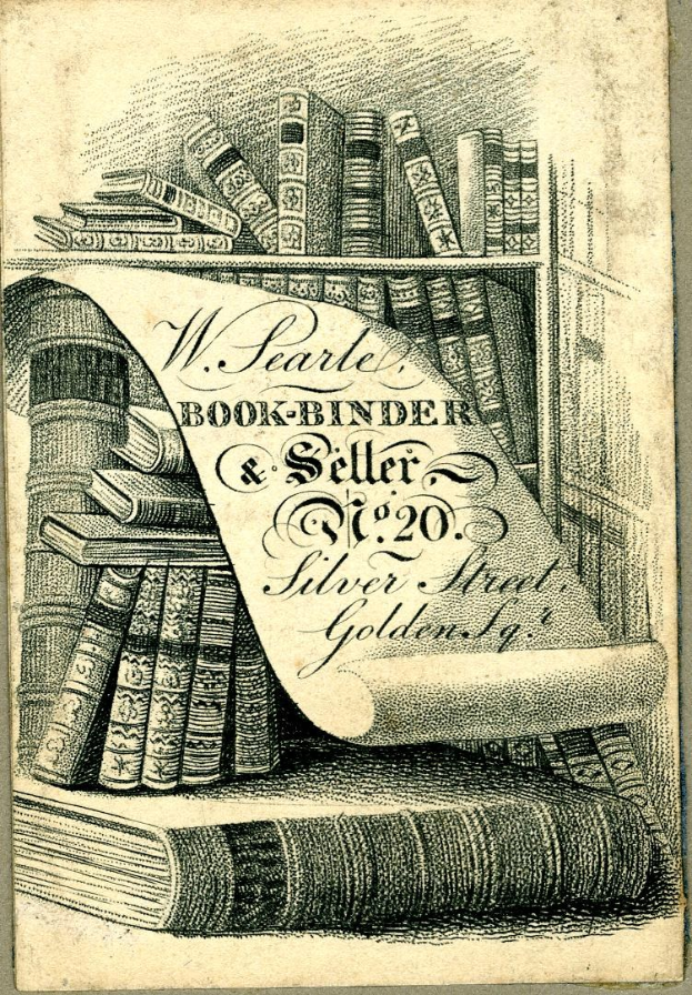 Ein aufgeschlagenes altes Buch mit dichtem Text liegt unter einem Stapel ordentlich arrangierter Bücher auf einem Regal in einer gut sortierten Bibliothek.