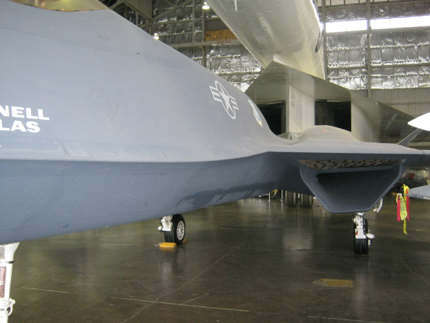 Ein großes Passagierflugzeug steht auf einem Vorfeld.