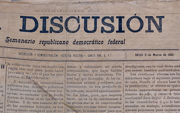 Eine gelbliche, leicht zerknitterte Zeitung mit der Aufschrift "Diskussion" in schwarzer Tinte, die die Schlagzeile "Semanario Repúblicano Democrático Federal" trägt.